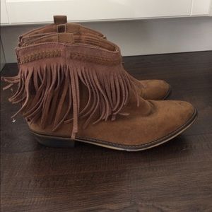 Suede fringe booties!
